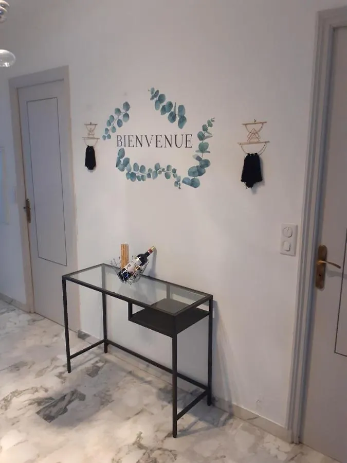 Appartement Charmant 3 pièces à 200 m de la mer. à Antibes 0*,