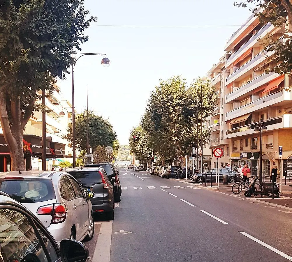 Appartement Charmant 3 pièces à 200 m de la mer. à Antibes
